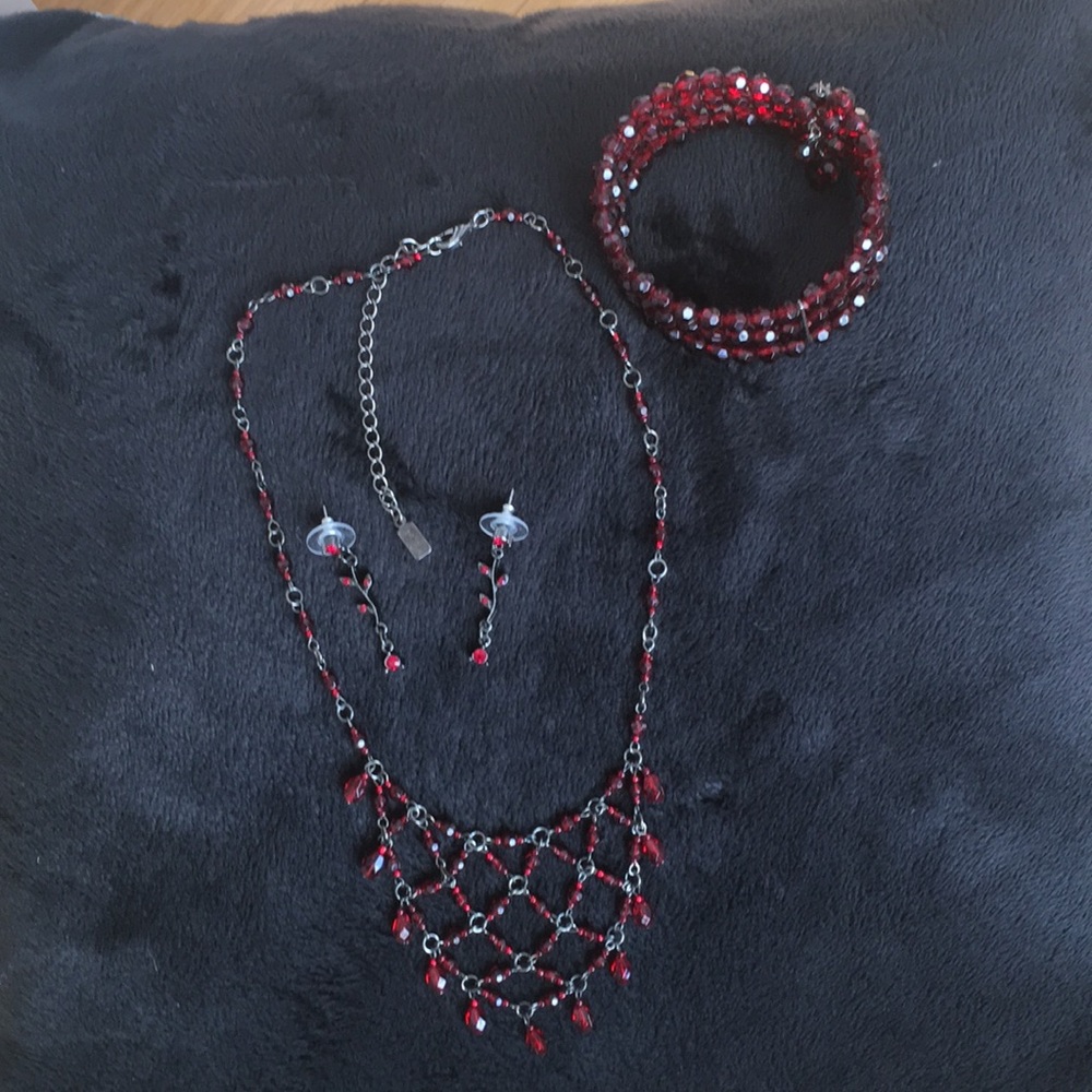 Necklace, earrings and bracelet